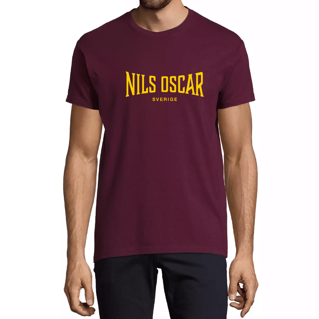 Vinröd t-shirt med gult tryck