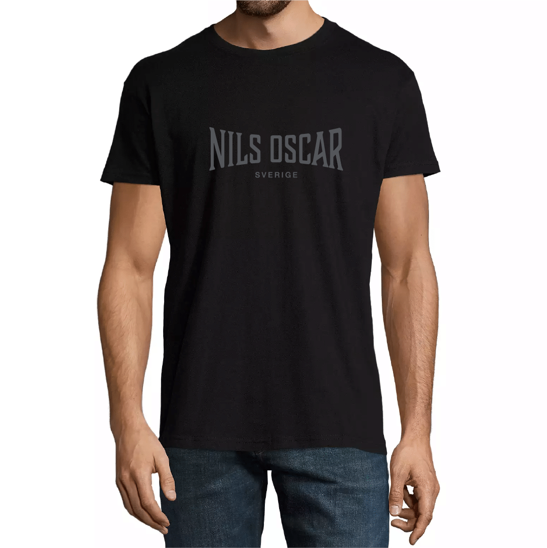 Svart t-shirt med grått tryck